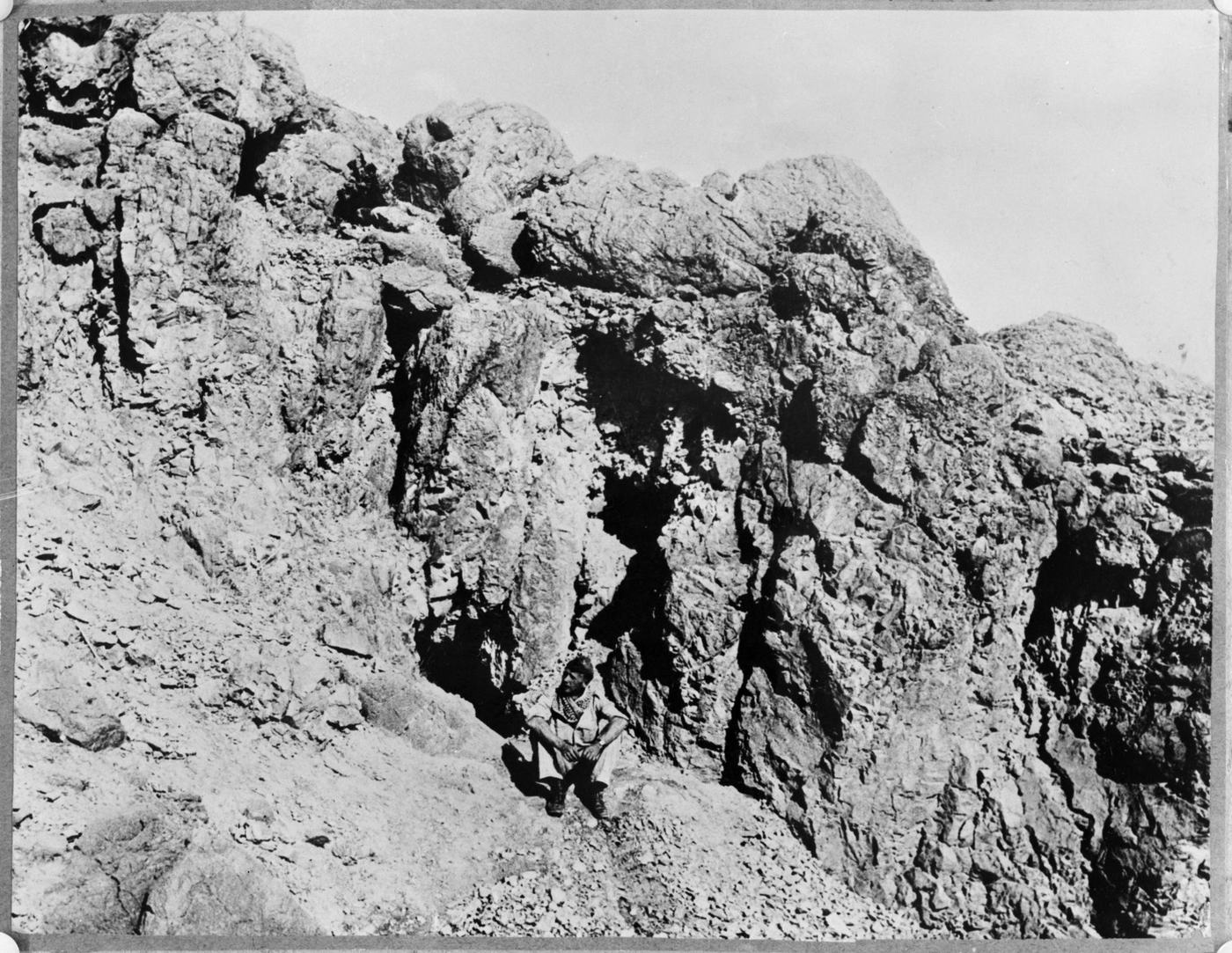 Entrance of a Qumran cave where scrolls were found, Willem van de Poll (Nationaal Archief, CC0)